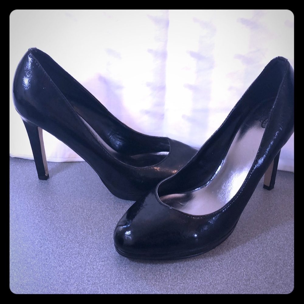 Classic pretty black round toe pumps by Joey